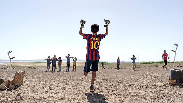 バグダッド・メッシ　片足のサッカー少年