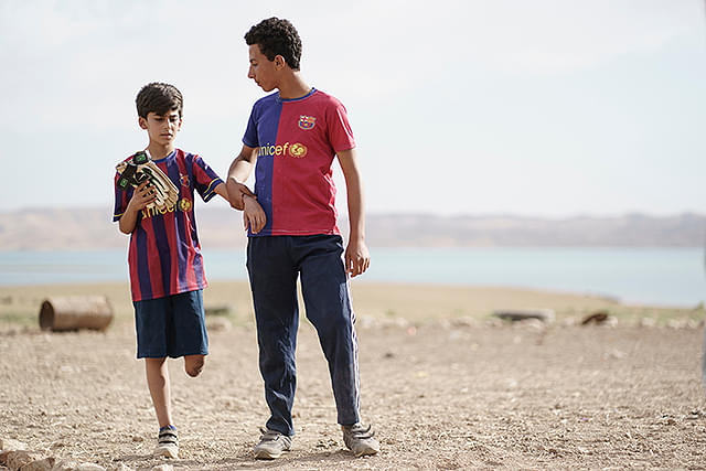 バグダッド・メッシ　片足のサッカー少年